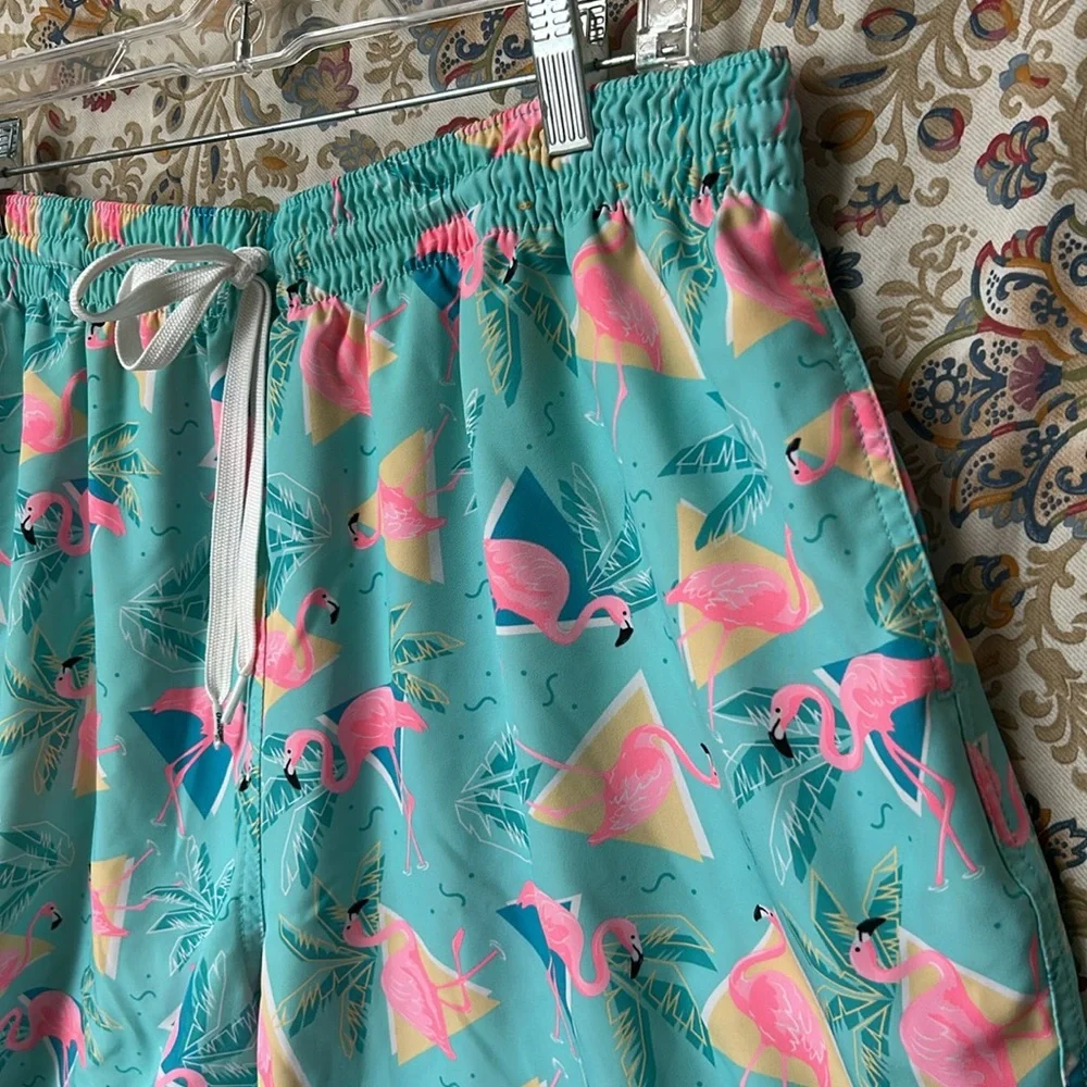 Chubbies Men’s Flamingo Swim Trunks w/Elastic‎ Band Blue/Pink Mesh Liner 2X